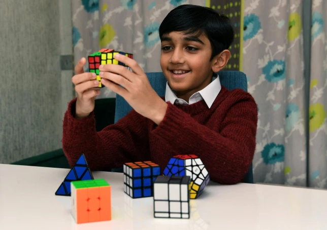 英国11岁印度裔男童沙阿（Yusuf Shah）日前参加知名的高智商组织「门萨国际」举办的测验，结果竟获得高达162分的满分，成绩甚至超越爱因斯坦和霍金。（图撷取自@MetroUK推特）(photo:LTN)
