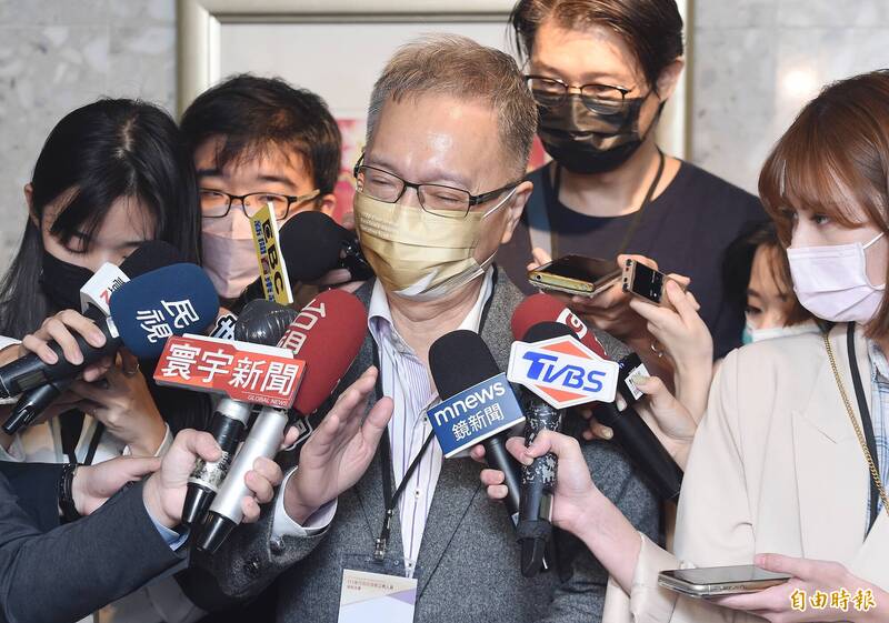 柯文哲今日再酸薛瑞元自己雖未開診但若薛願意，可勉強以朋友立場幫他看病。對此，薛瑞元受訪表示，他不會再回應，因為高虹安委員面對質疑和問題，還有很多心力要處理，以免又要住院打點滴。（記者廖振輝攝）