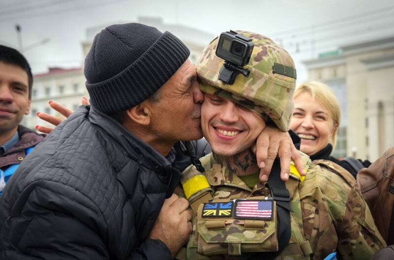 乌克兰收复赫尔松，当地居民连续3天上街欢庆，还有大叔热情地向士兵献吻。（美联社）(photo:LTN)