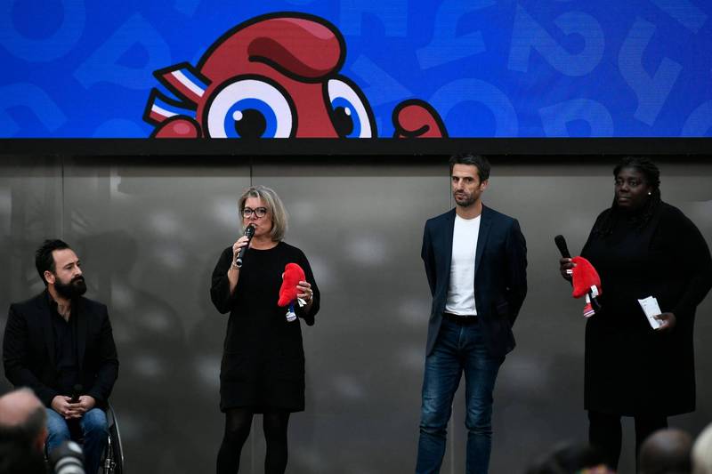 2024年奧運與帕運籌備會在記者會上公開吉祥物。由左自右為：Michael Jeremiasz、Julie Matikhine、Tony Estanguet、Gwladys Epangue。（法新社）