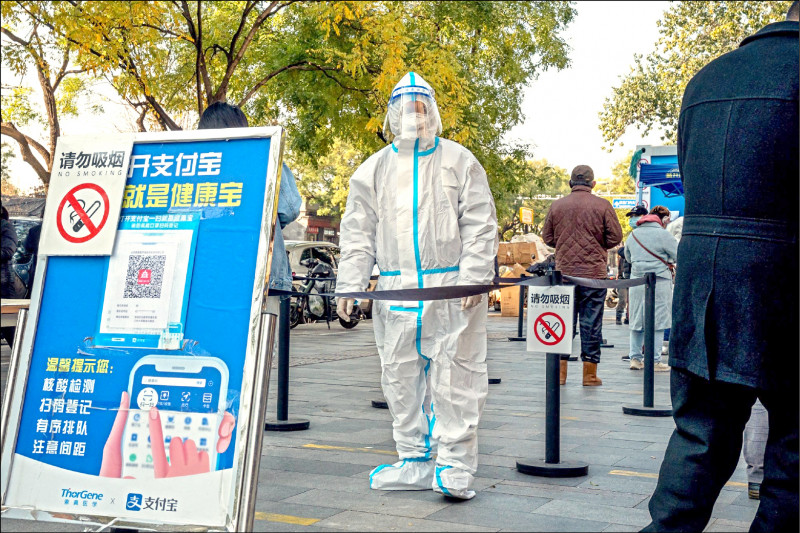 中国近日颁布「优化防疫」政策，但各地并未松绑措施，反而出现更多乱象。图为北京一个筛检点。（彭博）(photo:LTN)