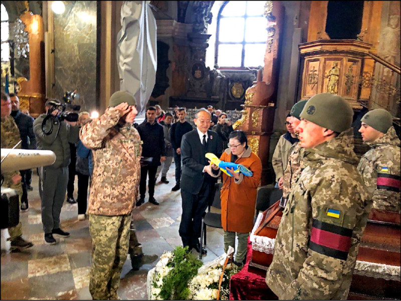 烏克蘭軍方十四日在烏國西部利沃夫市，為我國志願兵曾聖光舉行追思儀式。（外交部提供）