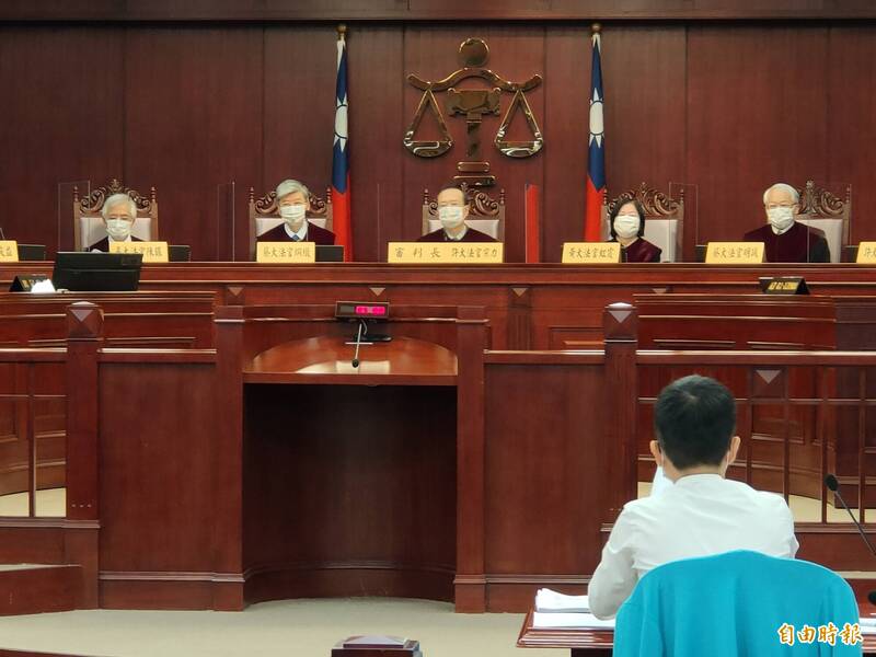 憲法法庭15日召開裁判離婚釋憲案，高雄少家法院法官朱政坤（白衣者）聲請了5案，主張可歸責的一方亦有權離婚。（記者吳政峰攝）