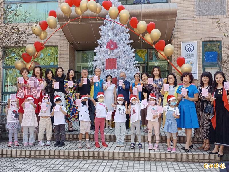 環球幼兒園心願樹活動今天點燈，將為雲林家扶中心孩子募集520份耶誕禮物。（記者黃淑莉攝）