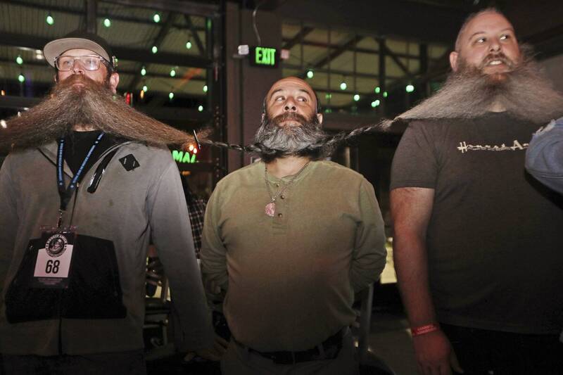 壯漢一字排開組「鬍子鏈」 總長45公尺破世界紀錄