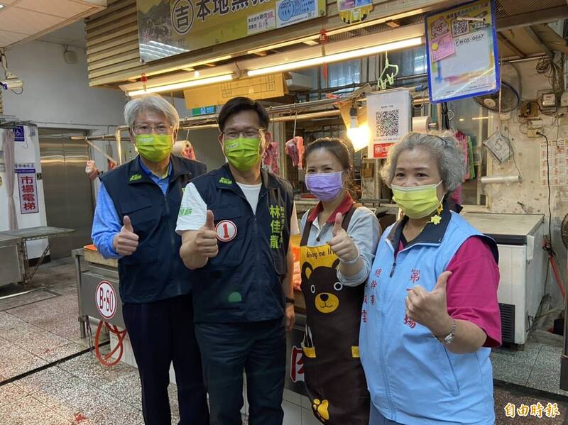 民進黨新北市長候選人林佳龍到瑞芳拜票，民眾送上蒜和粽子等選舉好物，祝他凍蒜。（記者盧賢秀攝）