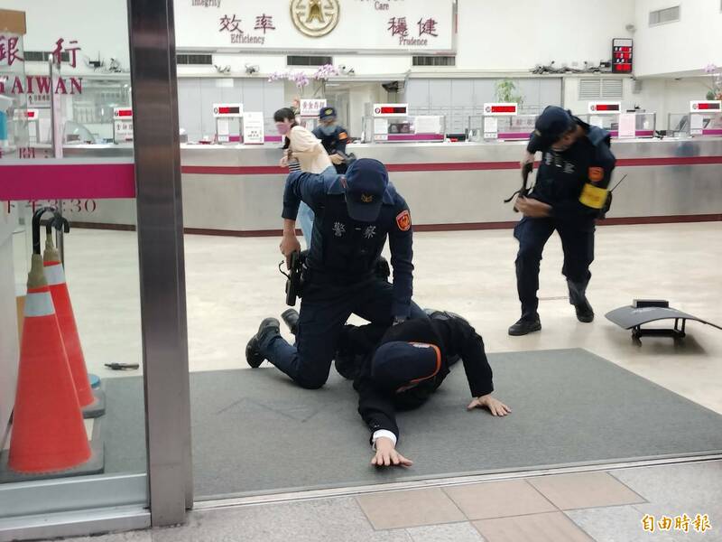 台灣銀行桃園分行與桃園警分局聯合舉辦「安全維護自衛編組演練」。（記者周敏鴻攝）