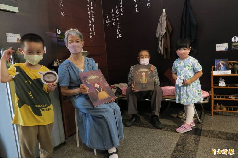 小朋友完成守護老王子與公主任務,協助不動老青蛙王子、咬不種老蘋果白雪公主。(記者蔡淑媛攝) 小朋友完成守護老王子與公主任務,協助不動老青蛙王子、咬不種老蘋果白雪公主。(記者蔡淑媛攝)