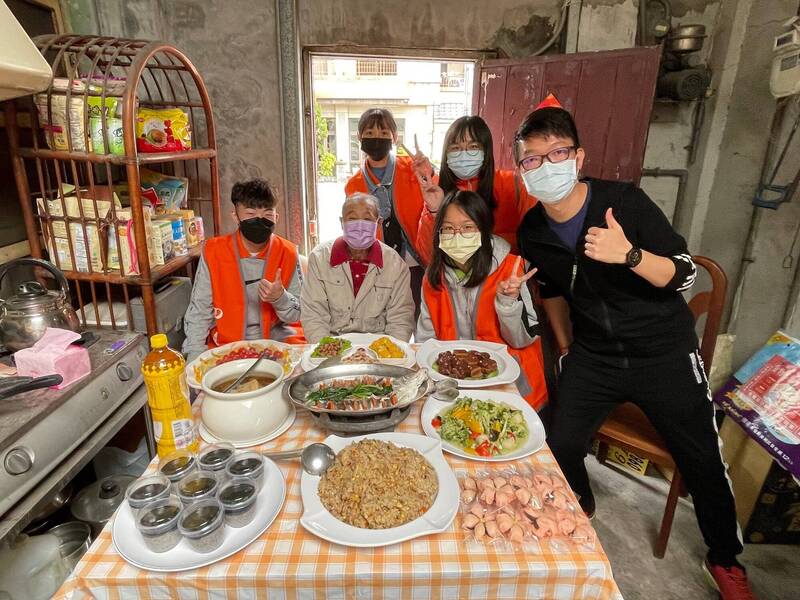 去年弘道前往東林爺爺家到宅圍爐。(記者蔡淑媛翻攝) 去年弘道前往東林爺爺家到宅圍爐。(記者蔡淑媛翻攝)