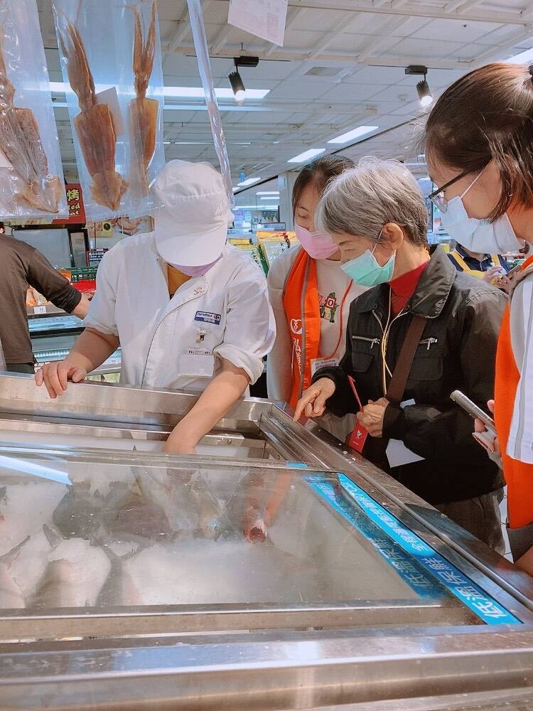 弘道前年陪阿音奶奶辦年貨,開心挑選鮮魚。(記者蔡淑媛翻攝) 弘道前年陪阿音奶奶辦年貨,開心挑選鮮魚。(記者蔡淑媛翻攝)