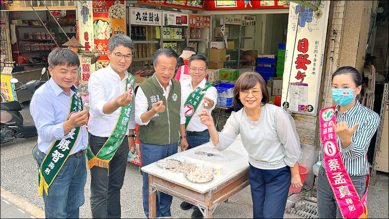 立委蘇治芬（右二）與嘉義縣長翁章梁（左三）陪
同民進黨雲林縣長候選人劉建國（左二）在北港徒
步掃街拜票。（劉建國競總提供）