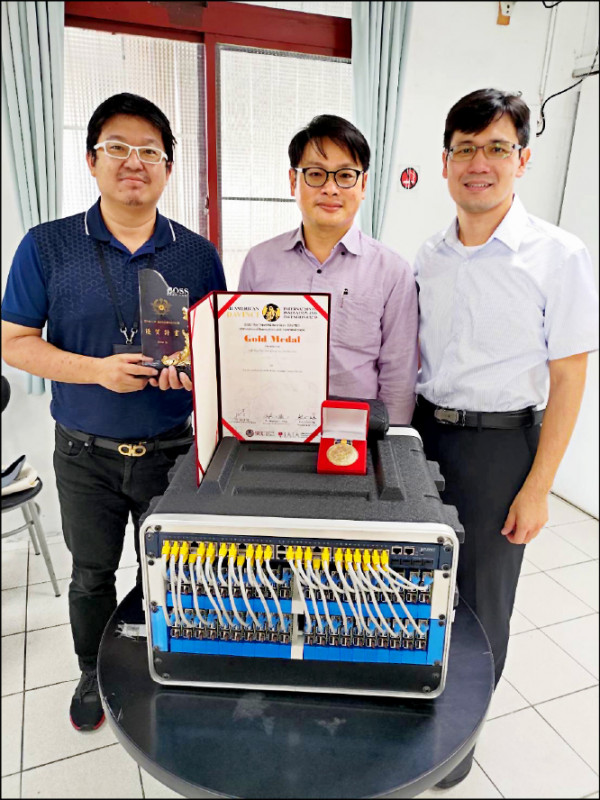 陳致穎（左）、徐子圭（中）、葉南慶（右）以「AI即時氣象預報手提箱」榮獲美國達文西發明展金牌及國防部優質計畫。（屏科大提供）
