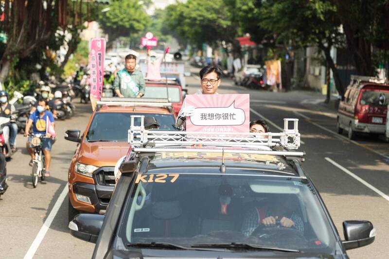 陳其邁車隊掃街拿手舉牌跟民眾對話。（記者王榮祥翻攝）