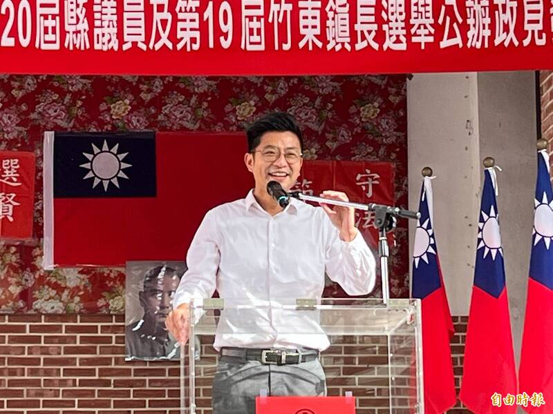 民進黨新竹縣長候選人周江杰今參加竹東鎮公辦政見會，強調當選上任後，他將推動國道3號竹東第2交流道、縣立多功能圖書館、青年創業輔導基地、特色公園及親子館，讓城鄉能夠均衡發展。 （記者廖雪茹攝）