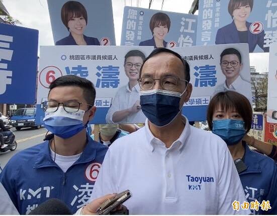 國民黨主席朱立倫（中）今早受訪時說，他在新北市長任內推動1280雙北月票是學者專家算出來的，民進黨現在提北北基桃1200首都通交通月票是菜市場喊價喊出來的。（記者陳璟民攝）