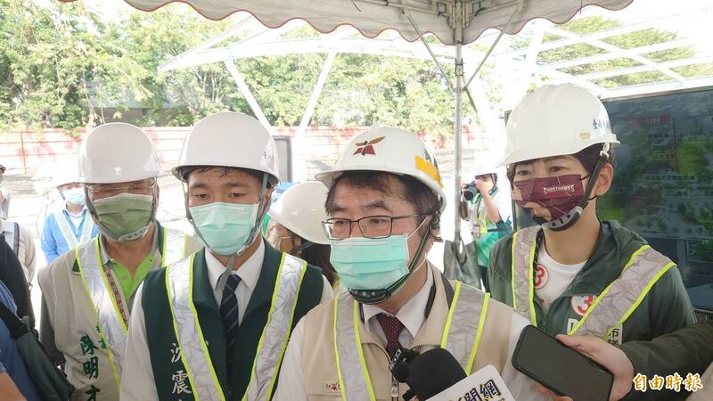 對於競選對手謝龍介批評選舉「抹黑一條龍」，台南市長黃偉哲今日受訪表示，謝龍介被指炒房，他自己才要講清楚。（記者洪瑞琴攝）