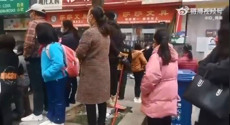 中國貴州某文具店近日遭民眾包圍抗議多日，起因於疑似公審11歲女孩。 （取自網路）