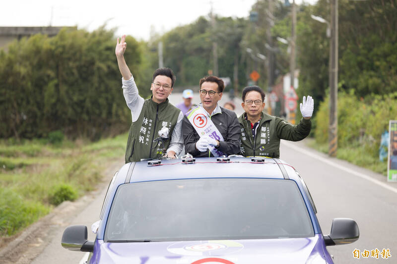 民進黨桃園市長候選人鄭運鵬（圖中），政策平台召集人林飛帆（圖左）、前立委郭榮宗今天以車隊在觀音掃街拜票，下週起鄭運鵬將舉辦多場大型晚會。（記者謝武雄攝）