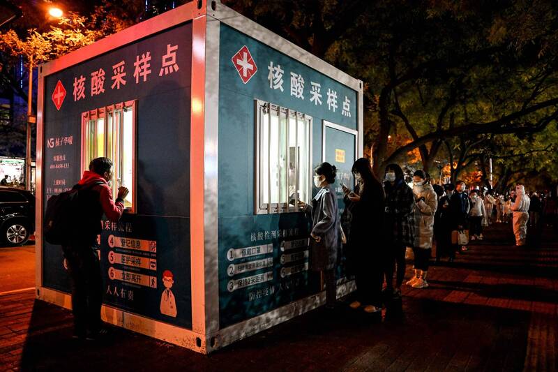 中国官方坚持「动态清零」。图为民众排队採检。（法新社（(photo:LTN)
