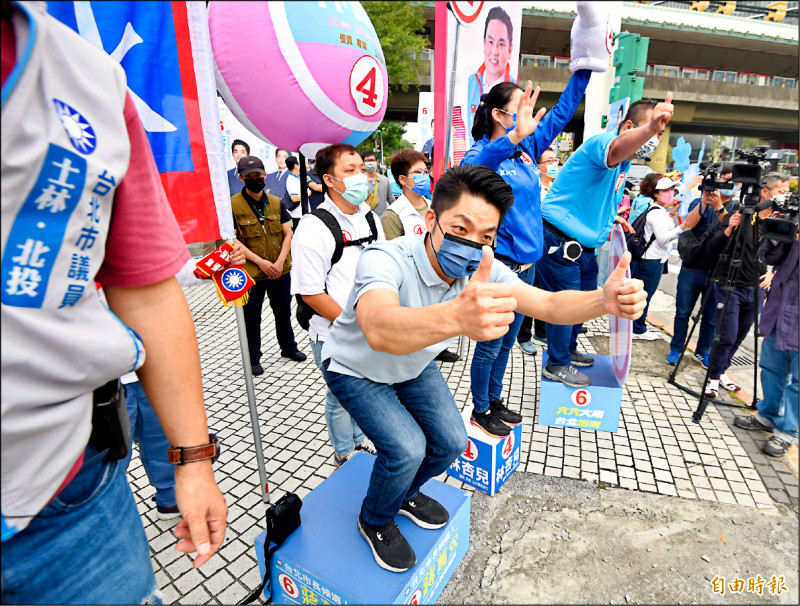 國民黨台北市長候選人蔣萬安昨於捷運劍潭站旁進行「台北找（早）安」拜票活動，爭取民眾支持。（記者羅沛德攝）