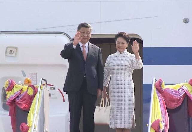 中国国家主席习近平与夫人彭丽媛搭乘专机抵达泰国，准备出席APEC领袖峰会。（APEC大会官方提供画面）(photo:LTN)