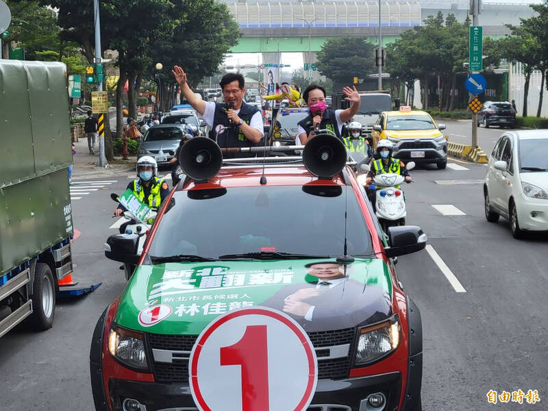 民進黨新北市長候選人林佳龍（車上左）今在林口區進行車隊掃街，爭取選民支持。（記者魏瑾筠攝）