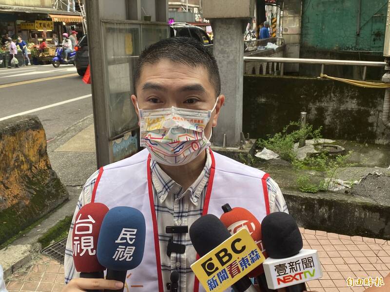 國民黨基隆市長候選人謝國樑昨晚舉辦造勢晚會，現場出席人數號稱超過2萬人，蔡適應總部發言人沈詠珮說，現場椅子頂多6、7千張，謝國樑說，他光是椅子租1萬張，不包含外溢的人。（記者俞肇福攝）