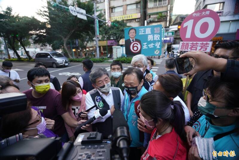 民進黨台北市長候選人陳時中今天到大同區掃街拜票，台北市議員王世堅也到場陪同。（記者何玉華攝）