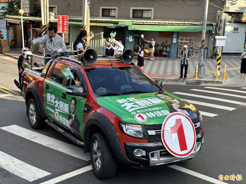 民進黨新北市長候選人林佳龍（車上左）重批，尋求連任的國民黨新北市長侯友宜跟他的市政府，很大的問題就是對人不尊重。（記者魏瑾筠攝）