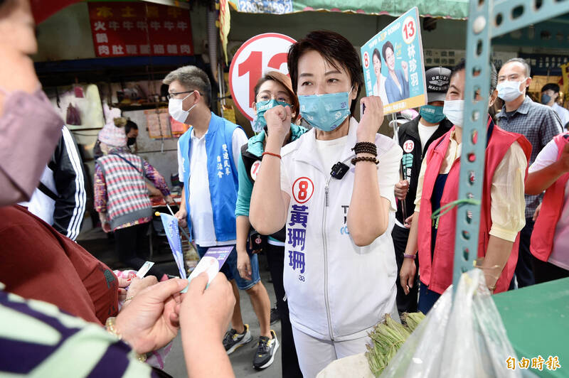 無黨籍台北市長候選人黃珊珊上午走訪位於民生西路45巷的雙連市集，向攤商及民眾懇託尋求支持。（記者叢昌瑾攝）