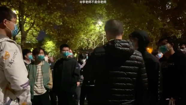中国河南省郑州大学16日晚间传出学生聚集抗议防措施，官员阻止未果，大批学生提前转往行政楼。（图撷取自网路影片）(photo:LTN)