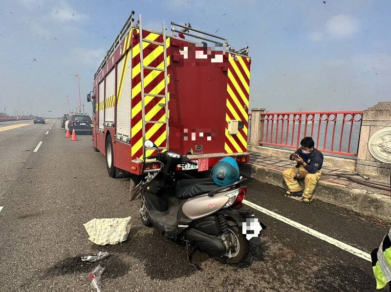 雜草火警視線不佳，消防車被機車追撞。（記者蔡宗勳攝）