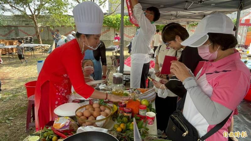 越南籍的新竹縣母語老師陳香梅（左）向來客解說她所帶來參加創意料理賽的越式食材和料理方式。（記者黃美珠攝）