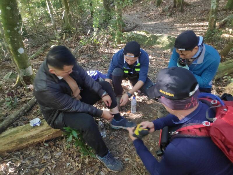 楊先生在八仙山滑落邊坡受傷。（民眾提供）