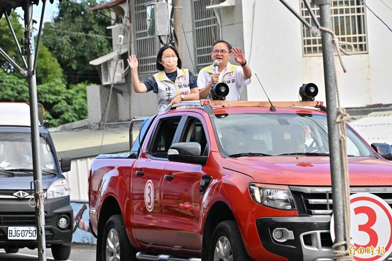 劉櫂豪競選車隊今天下午到太麻里及金峰鄉掃街拜票，劉櫂豪透過麥克風請大家一起翻轉台東。（記者黃明堂攝）