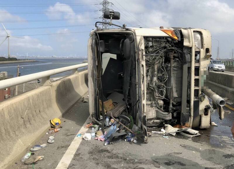 西濱彰化段曳引車自撞翻覆，全線封閉長達6小時，直到下午4點半才恢復通行。（民眾提供）