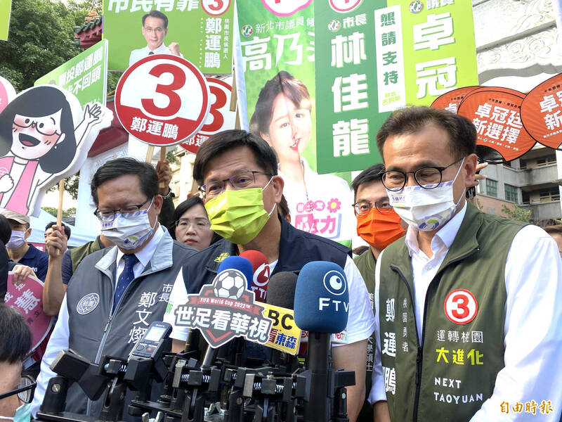 民進黨新北市長候選人林佳龍（中）批評，國民黨又用奧步企圖破壞修憲複決18歲公民權，呼籲年輕人站出來捍衛這次修憲複決公投。（記者魏瑾筠攝）