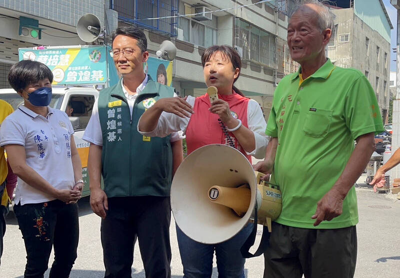 南投縣長候選人蔡培慧（右2）出席草屯鎮山腳里長侯選人陳松茂（右1）競總成立大會宣布，當選縣長後敬老金再加碼1000元，重陽節發1000元，春節前再發1000元，草屯鎮長候選人曾煌棊（左2）和縣議員候選人簡賜勝的牽手陳麗華（左1）都很認同。（蔡培慧競選總部提供）