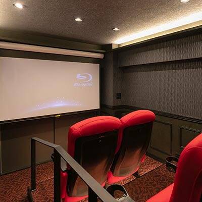 租屋網驚見小型影廳就在家中  電影院規格座椅還附杯架