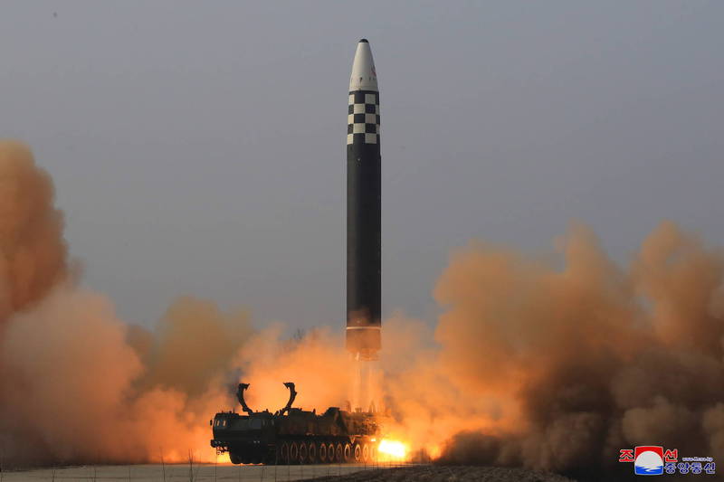 北韩18日发射了一枚「火星-17」洲际弹道飞弹。北海飞弹示意图。（欧新社）(photo:LTN)