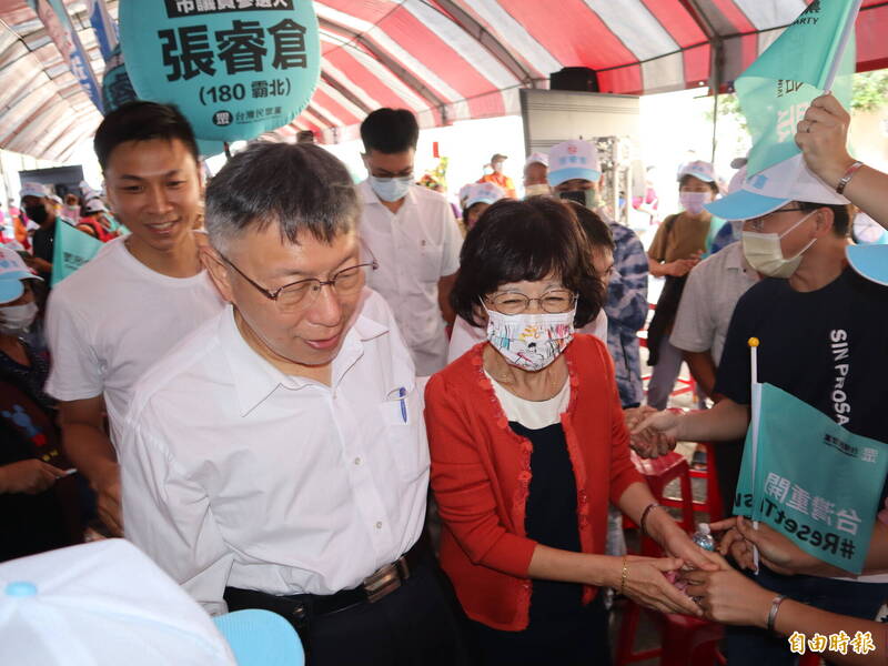 民眾黨主席柯文哲及太太陳佩琪為台中市議員候選人張睿倉站台助選。（記者歐素美攝）