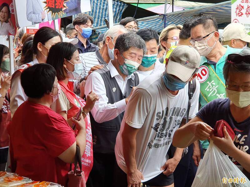 民眾請陳時中在背上簽名。（記者謝君臨攝）