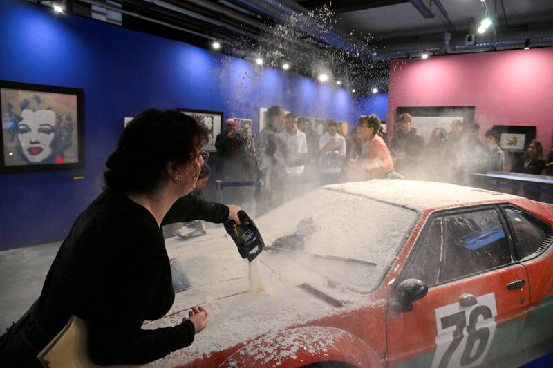 环保团体「最后一代」（Ultima Generazione）18日将一辆由美国艺术家安迪沃荷所绘制的BMW跑车撒满面粉。（路透）(photo:LTN)