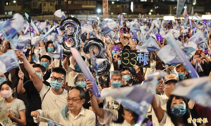 無黨籍台北市長候選人黃珊珊20日舉辦「偉大市民挺珊珊」造勢晚會，不少民眾齊聚會場表達支持。（記者叢昌瑾攝）