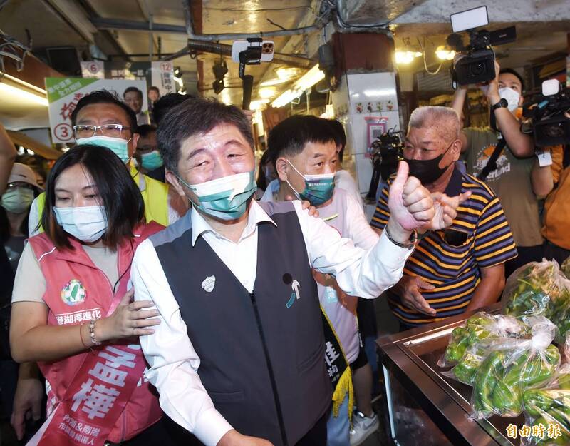 陳時中今天一早到內湖區湖光市場、東湖市場掃街拜票。（記者方賓照攝）