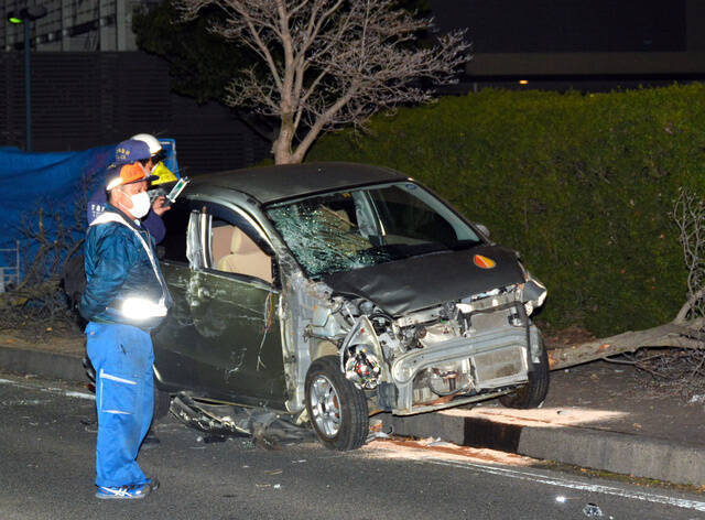 日本97岁老翁将车子开上人行道撞死1人，之后又连撞3辆自小客车造成4人受伤。（图撷自ライブドアニュース推特）(photo:LTN)