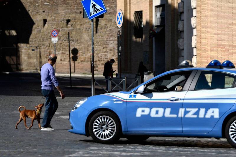 义大利罗马3名性工作者遭捅死，警方追查后逮捕有黑手党背景的嫌犯。罗马警车示意图。（法新社）(photo:LTN)