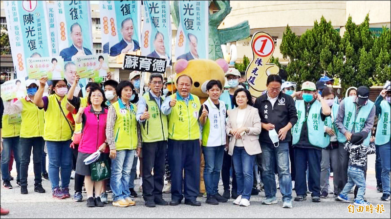 陳光復（中）以車隊接力步行，橫掃馬公票倉拜票。（記者劉禹慶攝）