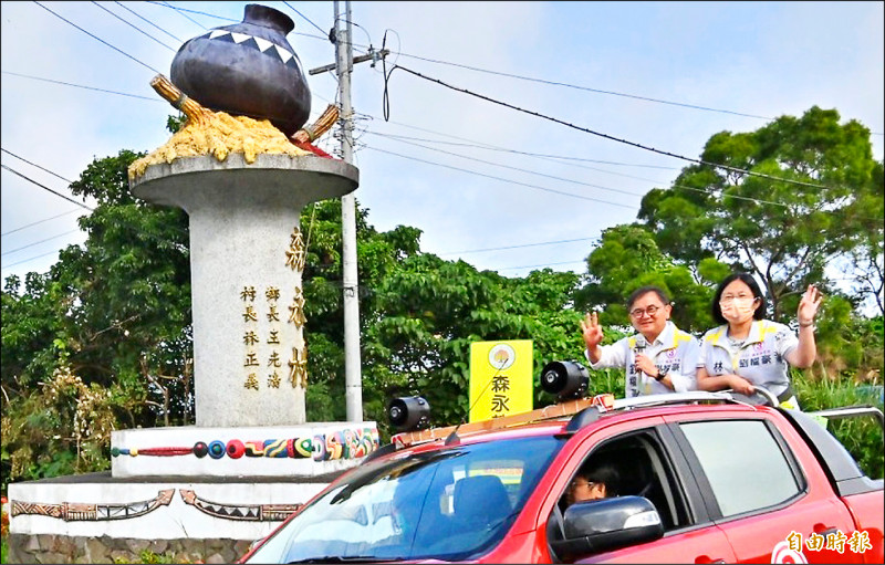 台東縣長候選人劉櫂豪（左）昨天從台東最南端的
森永村出發，一路向北拜票。 （記者黃明堂攝）