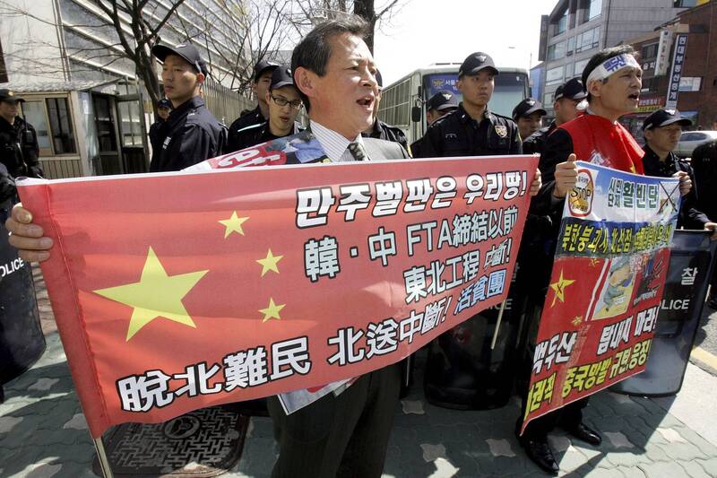 2007年4月，南韩抗议者在首尔中国大使馆前示威，要求中国政府停止遣返脱北者。（美联社档案照）(photo:LTN)